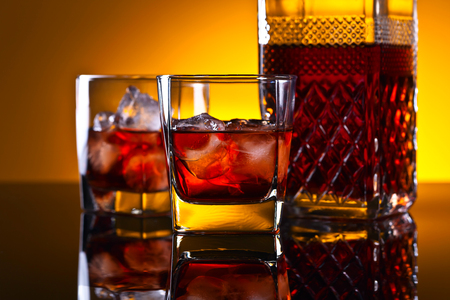 Whiskey with ice on a reflective backgroundの写真素材