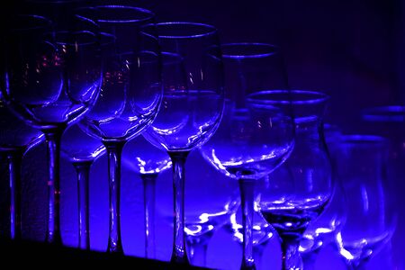9 Wine glasses and glasses on a shelf in a barの写真素材