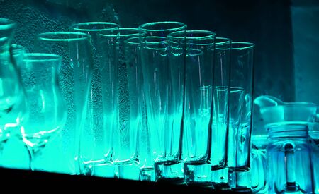 10 Wine glasses and glasses on a shelf in a barの写真素材