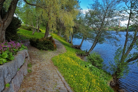 Cobblestone walkway along the lake shoreの写真素材