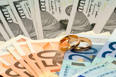 Wedding ring on notesの写真素材
