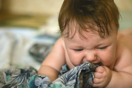 a little boy lying on sofaの写真素材