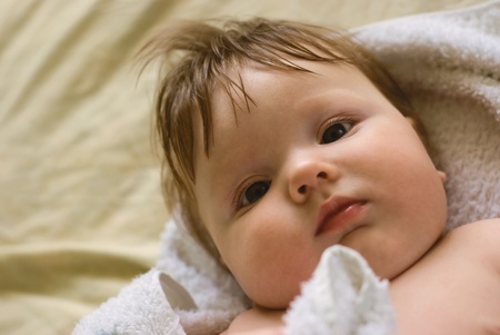 a little boy lying on sofaの写真素材