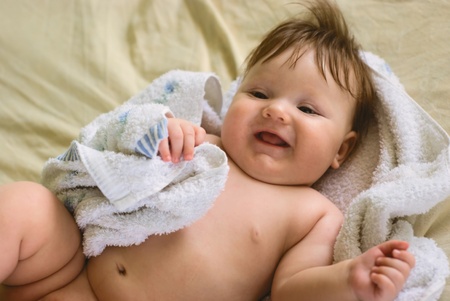 a little boy lying on sofaの写真素材