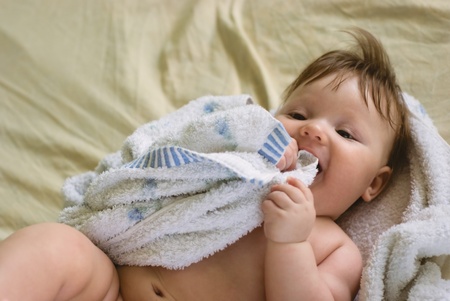 a little boy lying on sofaの写真素材
