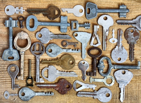 Old different keys on wooden background
の写真素材