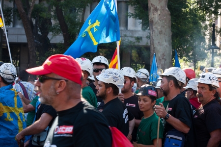 Group and family  miners in Madrid to protest cuts in aid to the carbonのeditorial素材
