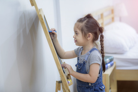 little girl drawing practice in whitebaordの写真素材