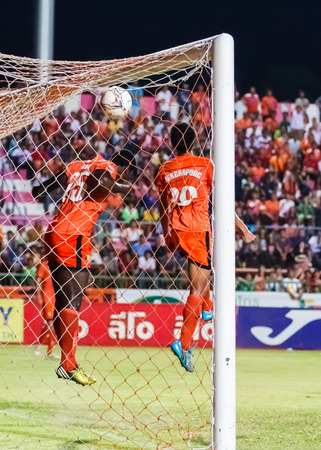 SISAKET THAILAND-MAY 28: Godwin Antwi of Sisaket FC. (No. 25, orange) in action during Thai Premier League between Sisaket FC and Chonburi FC at Sri Nakhon Lamduan Stadium on May 28,2014,Thailandのeditorial素材