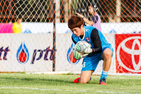 SISAKET THAILAND-JUNE 21: Chanin Sae-Eae of Singhtarua FC. in action during a training ahead Thai Premier League between Sisaket FC and Singhtarua FC at Sri Nakhon Lamduan Stadium on June 21,2014,Thailandのeditorial素材
