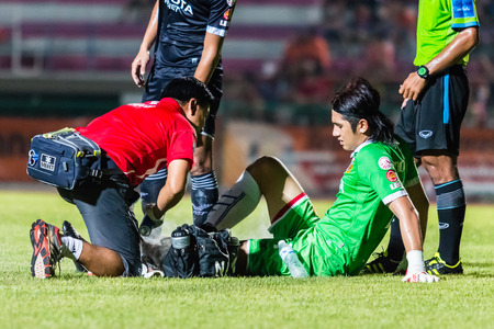 SISAKET THAILAND-September 21: Pathomtat Sudprasert of Roi Et Utd. injured during Friendly Match between Sisaket FC and Roi Et Utd at Sri Nakhon Lamduan Stadium on September 21,2014,Thailandのeditorial素材