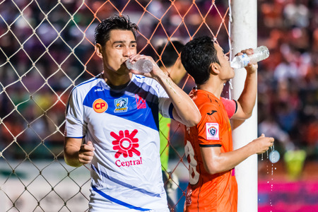 SISAKET THAILAND-OCTOBER 22: Nataporn Panrit of Air Force Central FC. drinking water during Thai Premier League between Sisaket FC and Air Force Central FC at Sri Nakhon Lamduan Stadium on October 22,2014,Thailandのeditorial素材