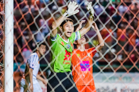SISAKET THAILAND-OCTOBER 22: Kosin Hembut of Air Force Central FC. (green) in action during Thai Premier League between Sisaket FC and Air Force Central FC at Sri Nakhon Lamduan Stadium on October 22,2014,Thailandのeditorial素材