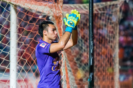 SISAKET THAILAND-OCTOBER 29: Sarawut Konglarp of Army Utd. show good sportsmanship after the end of Thai Premier League between Sisaket FC and Army Utd at Sri Nakhon Lamduan Stadium on October 29,2014,Thailandのeditorial素材