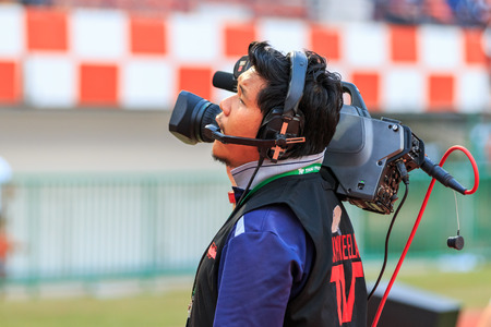 SISAKET THAILAND-FEBRUARY 18: Cameraman during Thai Premier League match between Sisaket FC and BEC Tero at Sri Nakhon Lamduan Stadium on February 18,2015,Thailandのeditorial素材