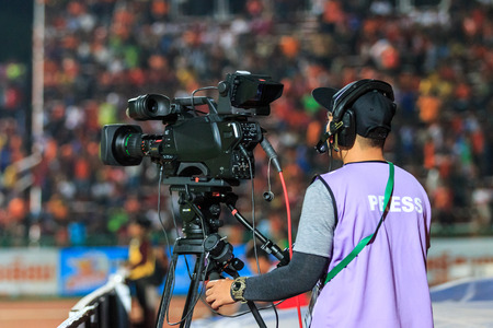 SISAKET THAILAND-APRIL 4: Cameraman during Thai Premier League match between Sisaket FC and Thai Port FC at Sri Nakhon Lamduan Stadium on April 4,2015,Thailandのeditorial素材