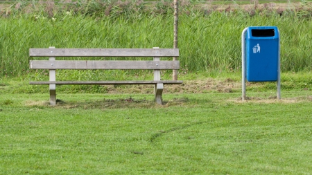 Park bench and blue trash canの写真素材
