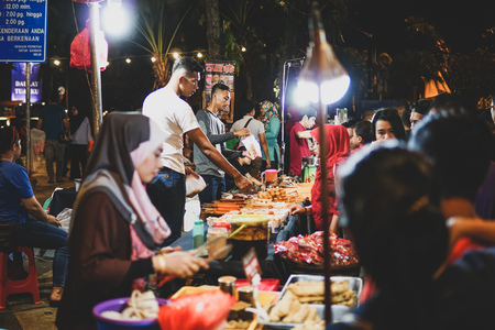JOHOR,MALAYSIA - FEBRUARY 2019 : Street scene of massivepeople at Pasar Karat or car boot sale market during chinese new year holiday in Johor Baharu, Johor. - Imageのeditorial素材
