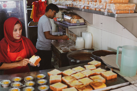 JOHOR, MALAYSIA - FEBRUARY 2019 : Workers preparing the "kacang pool" order at the famous Kacang Pool Haji in Medan Selera Bomba, Jalan Susur 5, Jalan Tun Abdul Razak. - Imageのeditorial素材