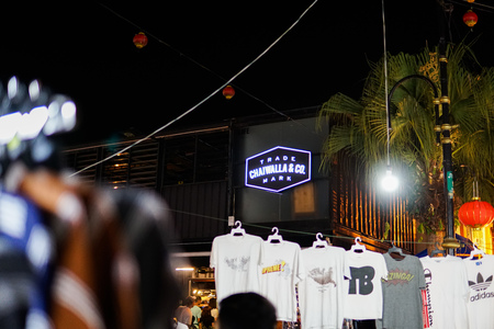 JOHOR,MALAYSIA - FEBRUARY 2019 : Street scene of massivepeople at Pasar Karat or car boot sale market during chinese new year holiday in Johor Baharu, Johor. - Imageのeditorial素材