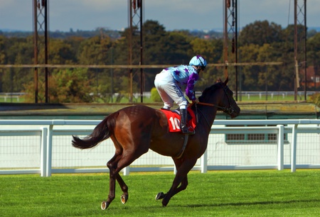 Oil Strike cantering to the start with Ian Mongan up at Sandownのeditorial素材