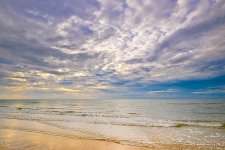 cloud in blue sky at hua-hin beach ,Thailandの写真素材