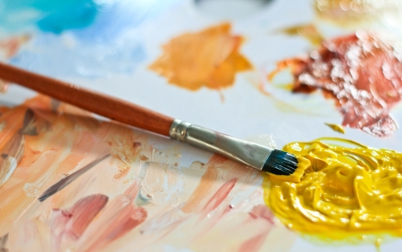 oil painting brush mixing paint on paletteの写真素材