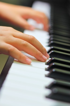 hand on piano