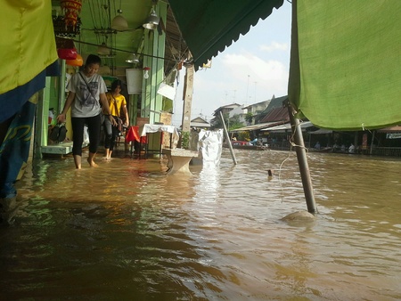 Flooding on the road at Amphawa floating market.の素材