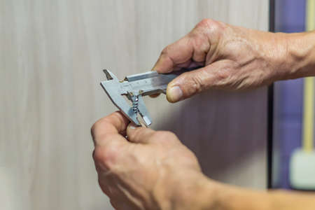 Sliding caliper measures the diameter of the screw.