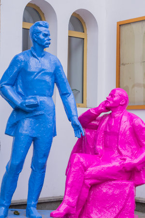 Moscow, Rusiia - November 22, 2018: Painted sculptures of Vladimir Lenin and Maxim Gorky at Vernissage in Izmailovoのeditorial素材