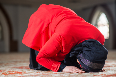 Humble Muslim girl prayingの写真素材