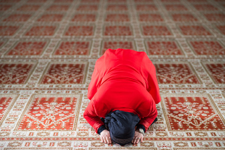 Humble Muslim girl prayingの写真素材