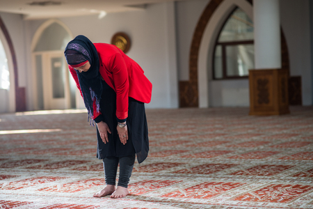 Humble Muslim girl prayingの写真素材