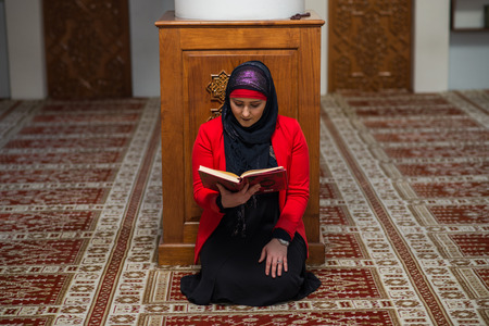 Humble Muslim woman prayingの写真素材