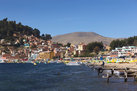 COPACABANA, BOLIVIA - OCTOBER 18, 2014: The shoreline of the small town of Copacabana along Lake Titicaca on October 18, 2014 in Copacabana, Bolivia. Copacabana is a popular tourist destination and starting point for tours to Isla del Sol (Island of the Sのeditorial素材