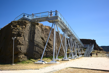 NIEBLA, CHILE - FEBRUARY 2, 2016: Unidentified people walking on the metal pathway leading through the ruins of the fort of Niebla, Chile on February 2, 2016. The fort, located at the mouth of the Valdivia river, is part of the Valdivian fort system and wのeditorial素材
