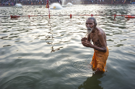 Ujjain, Madhya Pradesh, India - May 18, 2016: An old man bathes in the Kshipra River during the Kumbh Mela religious festival in Ujjain, India on May 18, 2016. The Kumbh Mela is the largest event on Earth, which attracts millions of Hindu worshippers overのeditorial素材