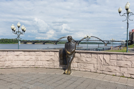 view of the monument to the poet Lev Ashanin, photo was taken on a sunny summer day on the Volga river embankment.のeditorial素材