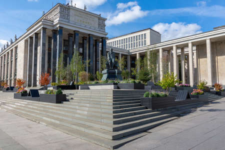 Moscow September 18, 2021 Monument to Fyodor Mikhailovich Dostoevsky near the Lenin Library, photo taken on a sunny dayのeditorial素材