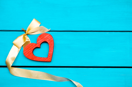 wooden heart with a bow on a blue background, Valentine's Day

の写真素材