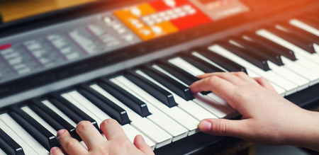 Close-up of a music performer's hand playing the piano, man's hand, classical music, keyboard, synthesizer, pianist

の写真素材