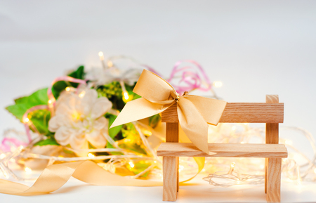 bow on the bench. holiday. festive decoration. Scenery.

の写真素材