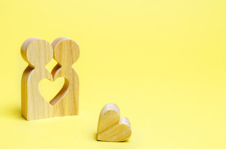 Heart and a couple in love. The concept of family problems and loss of feelings for your loved one. Consultation family psychologist. Rupture / divorce. Recovery of the old feelingsの写真素材