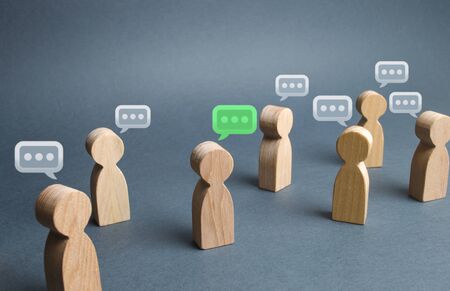 A lot of people figures and comment clouds above their heads. The process of discussion and commenting, the search for fresh ideas and optimal solutions. Best thought, good idea, positive feedback.の写真素材