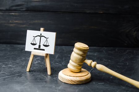 Judge's Hammer and Scale Sign. The concept of the court and the judiciary, justice. Respect for the rights of man and citizen, the resolution of conflict situations and the issuance of verdicts.の写真素材