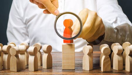 Team leadership concept and choosing a new leader. Choice of person. Hiring and recruiting. Human resource management. Talented worker. Wooden figures of people. Selective focusの写真素材