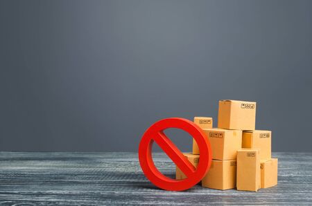 Cardboard boxes and red prohibition symbol NO. Out of stock. Embargo trade wars. Overproduction or scarcity. Restriction on import, ban on export of dual-use goods to countries under sanctions.の写真素材
