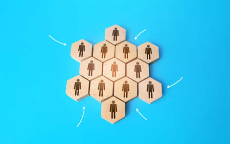 People gather in a group and form a topology snowflake shape. Self-organization and autonomy of teams. Business management. Organization. Team building teamwork. Hierarchical structureの写真素材