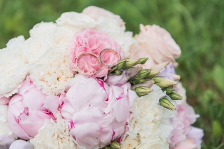 The bride's bouquet. Rings newlyweds. A bouquet of flowers with rings. Picture..の写真素材